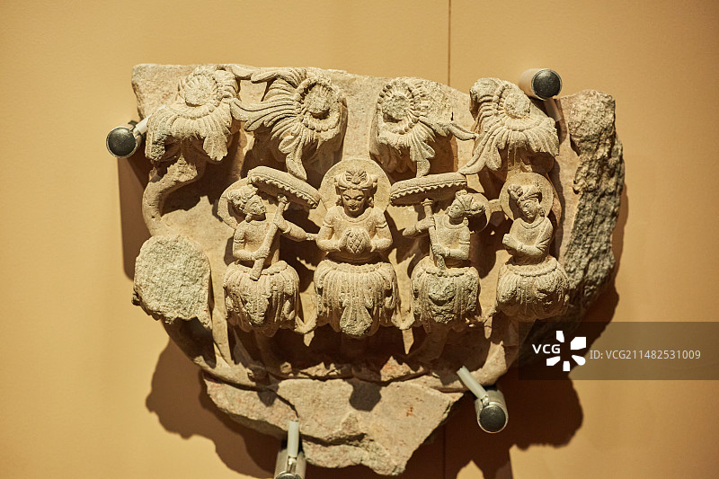 犍陀罗文化四莲花生紧那罗华盖石刻图片素材