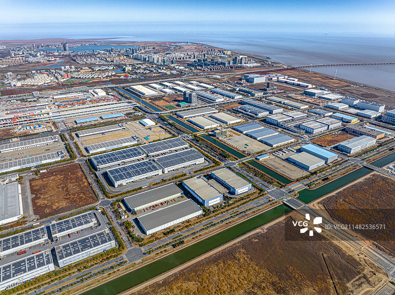 上海临港现代物流产业园全景 临港自贸区仓库 屋顶光伏发电 洋山特殊综合保税区图片素材