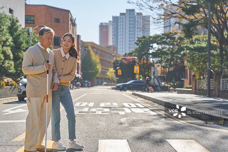 弱势群体社会福利：老年盲人与盲杖援助图片素材