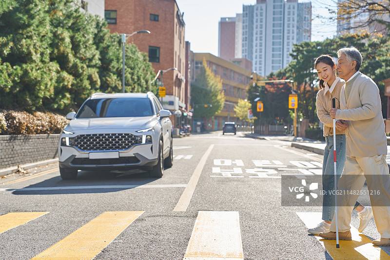 弱势群体社会福利：老年盲人与盲杖援助图片素材
