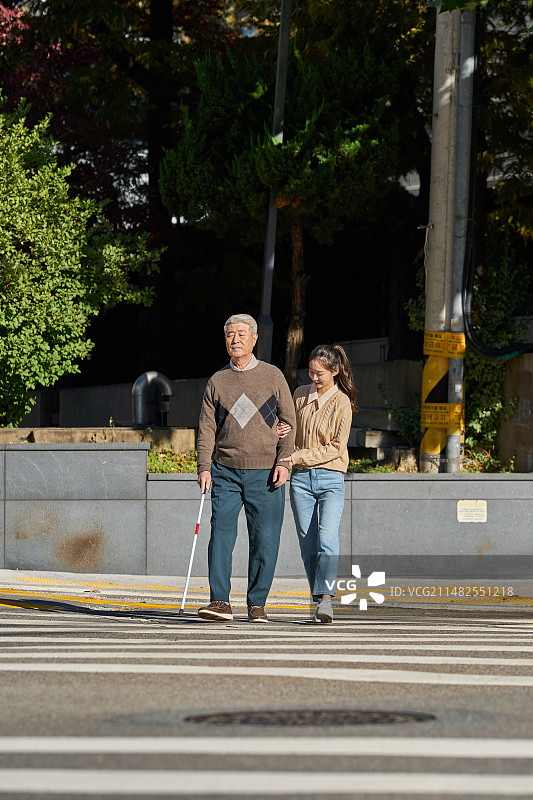 弱势群体社会福利：老年盲人与盲杖援助图片素材