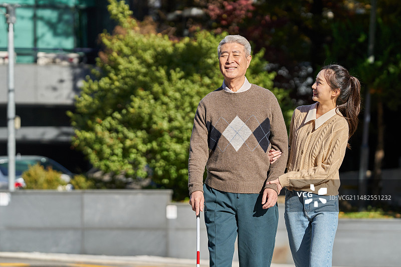 弱势群体社会福利：老年盲人与盲杖援助图片素材