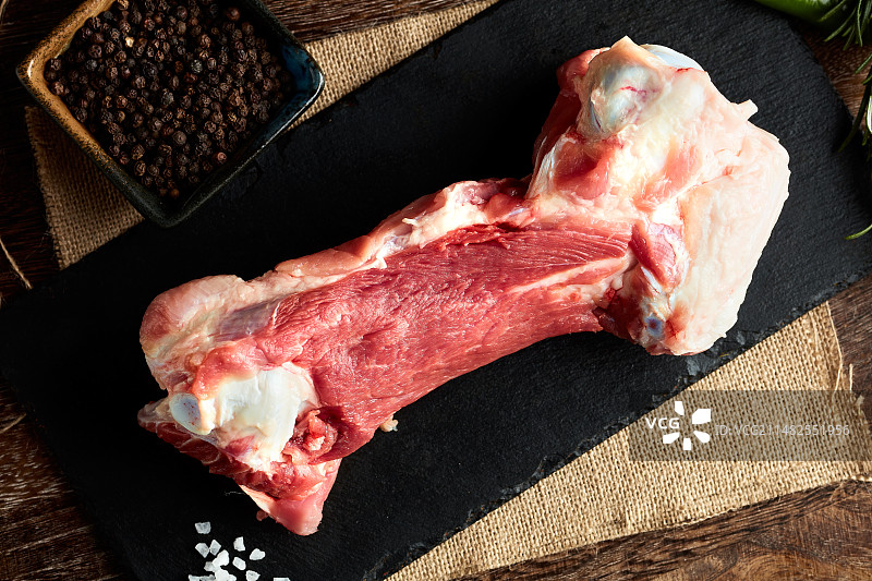 猪筒子骨图片素材