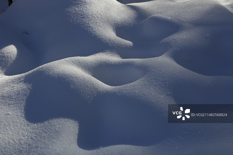 雪地里的雪窝窝图片素材