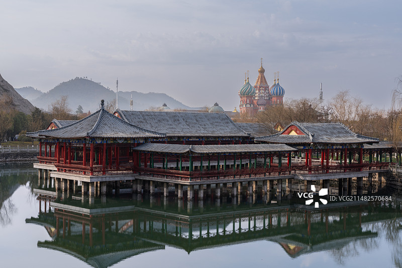 横店圆明新园水面上的古建筑图片素材