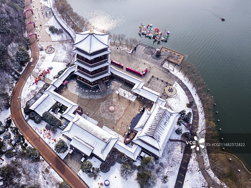 西安大唐芙蓉园望春阁雪景航拍图片素材