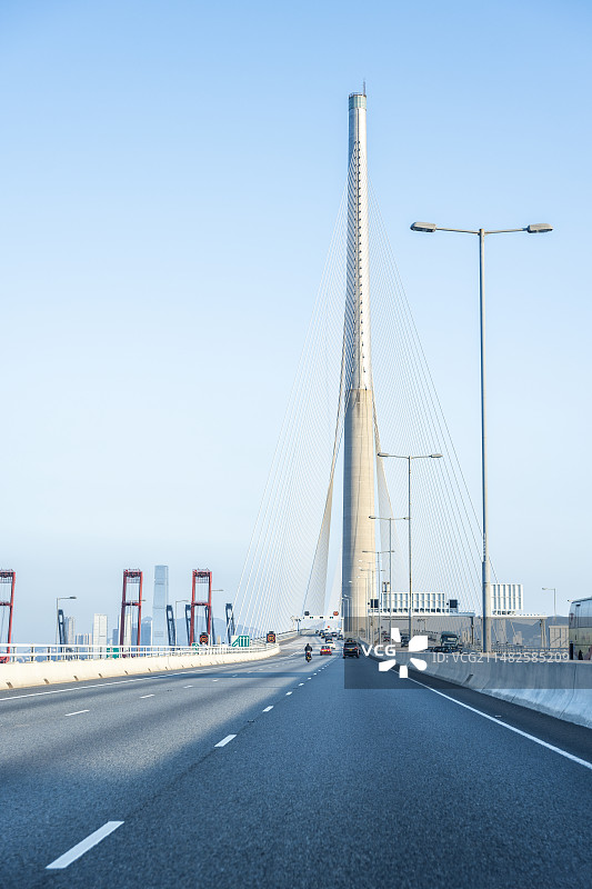 香港斜拉索跨海大桥桥面路面竖构图汽车广告背景图图片素材
