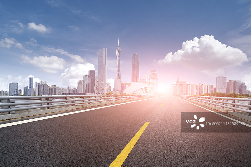 广州塔城市天际线与柏油路图片素材
