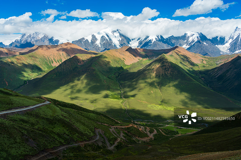 川西宏伟的雪山山脉和蓝天白云图片素材