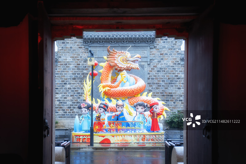 中国传统建筑南京愚园的大门与节日气氛的中国龙图片素材
