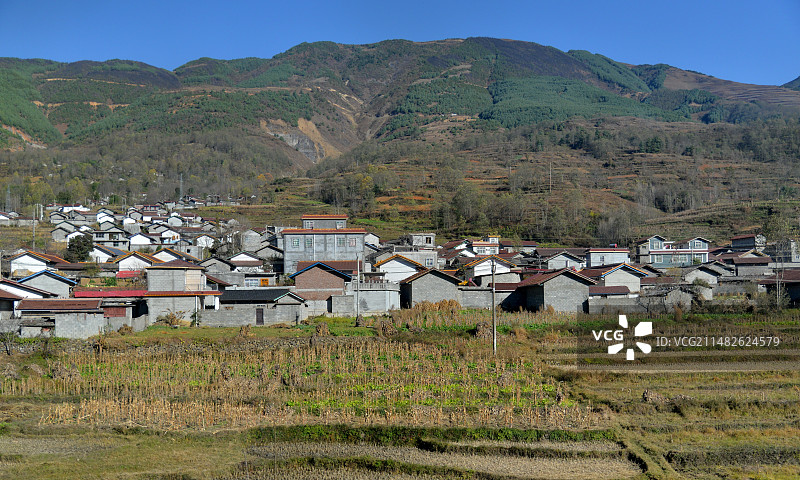 航拍秋色乡村农田生活，四川省凉山州，铁路沿线的新农村生活图片素材