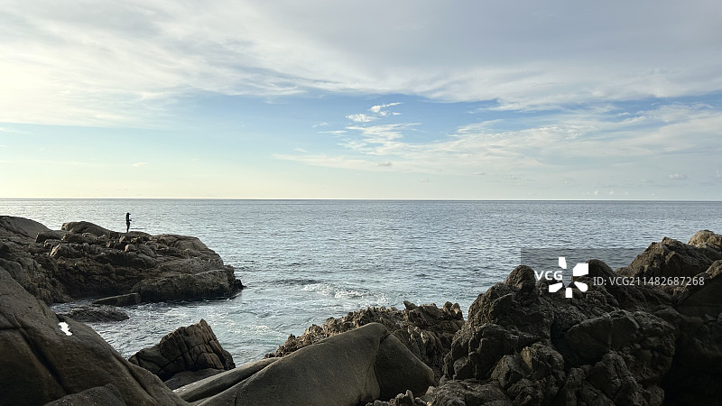 当地人在泰国普吉岛的海滩上垂钓图片素材