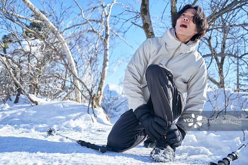韩国冬季登山场景：雪山顶峰的户外探险与安全图片素材
