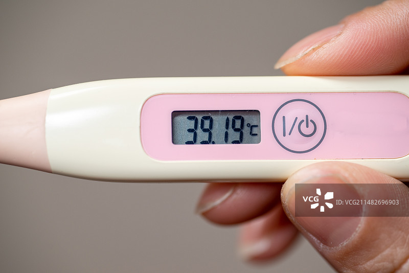 数字体温计，发高烧，发烧，高热，生病，体温，量体温，医疗卫生概念主题图片素材