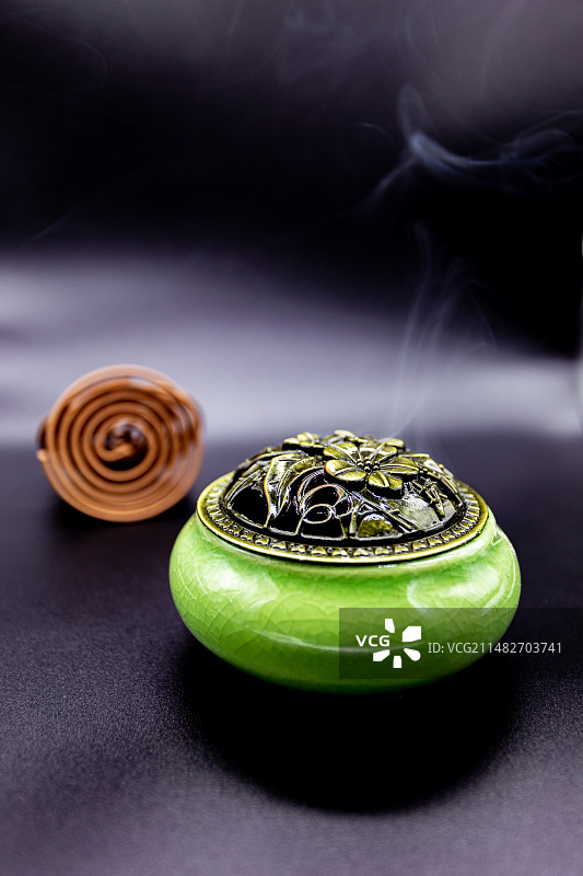 正在燃烧的檀香盘香香炉特写镜头图片素材