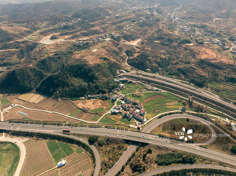 穿行于田园蒲溪的现代道路图片素材