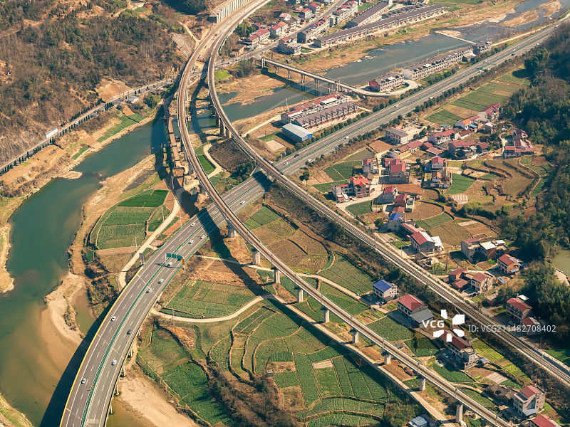 穿行于田园蒲溪的现代道路图片素材