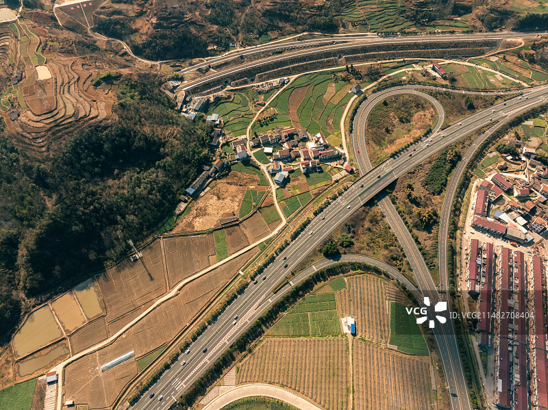 穿行于田园蒲溪的现代道路图片素材
