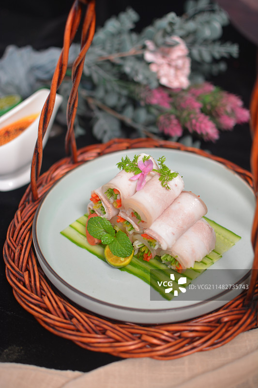 中餐冷盘蒜泥白肉摆拍45度图片素材