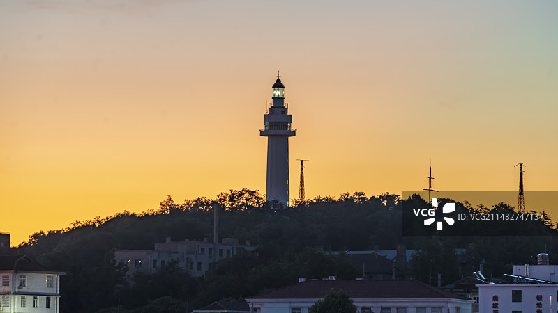 山东省烟台市芝罘区烟台山灯塔朝霞城市建筑风光图片素材