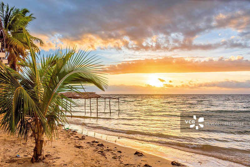 非洲海岛马达加斯加伊法第海滨日落图片素材