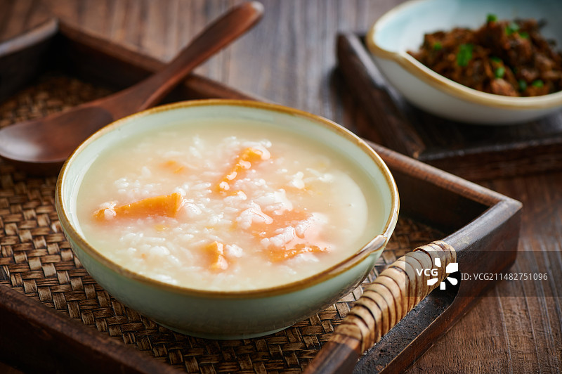 桌子上的美食特写 红薯粥图片素材