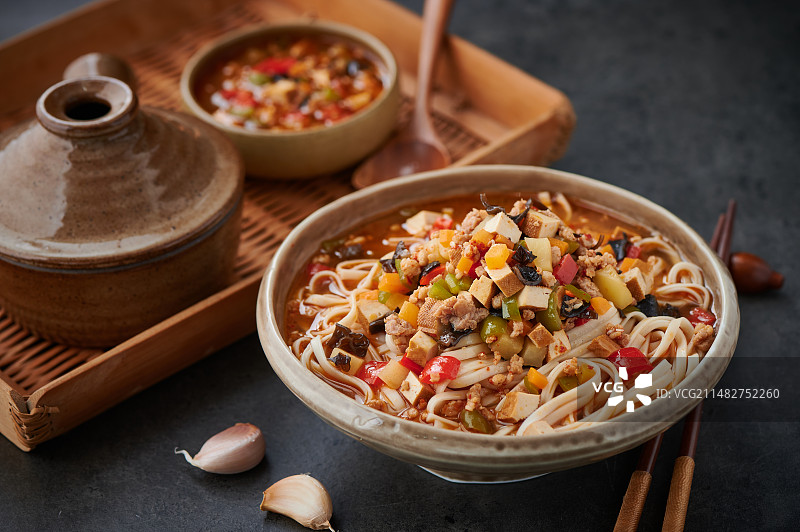 餐桌上的美食特写 家常臊子面图片素材