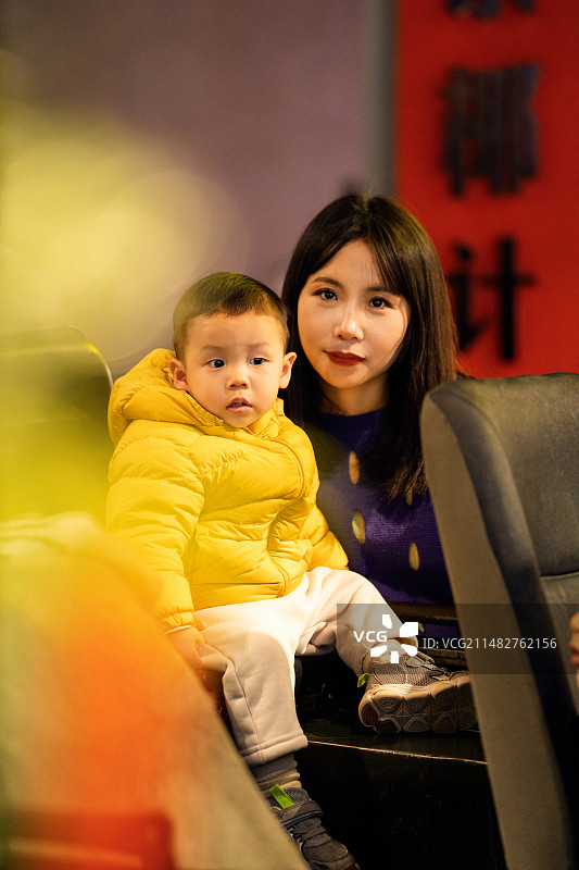 在商场带娃的年轻女性图片素材