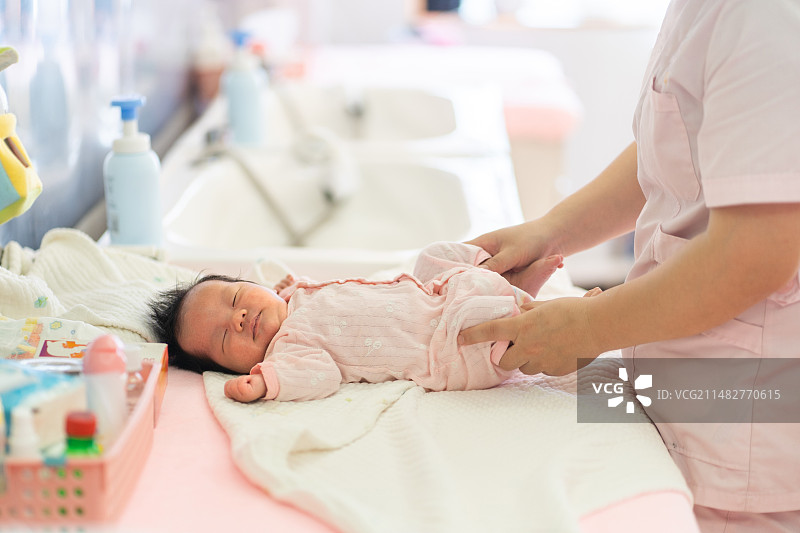 刚出生三天的宝宝,在月子中心洗澡后的护理图片素材