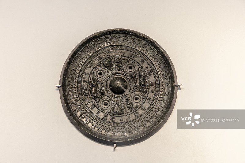 山东省临沂市博物馆“铜镜、货币展”：东王公西王母镜（汉，捐赠。圆形，圆钮，圆钮座）图片素材