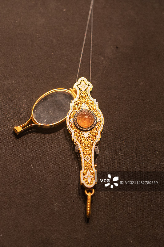 成都博物馆风华万象珍宝展弗雷德里克·菲利普黄金珐琅镶玛瑙浮雕长柄眼镜图片素材