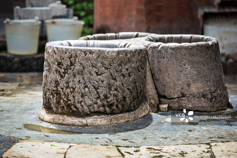 中国云南省红河州建水县老城内的三眼古井图片素材