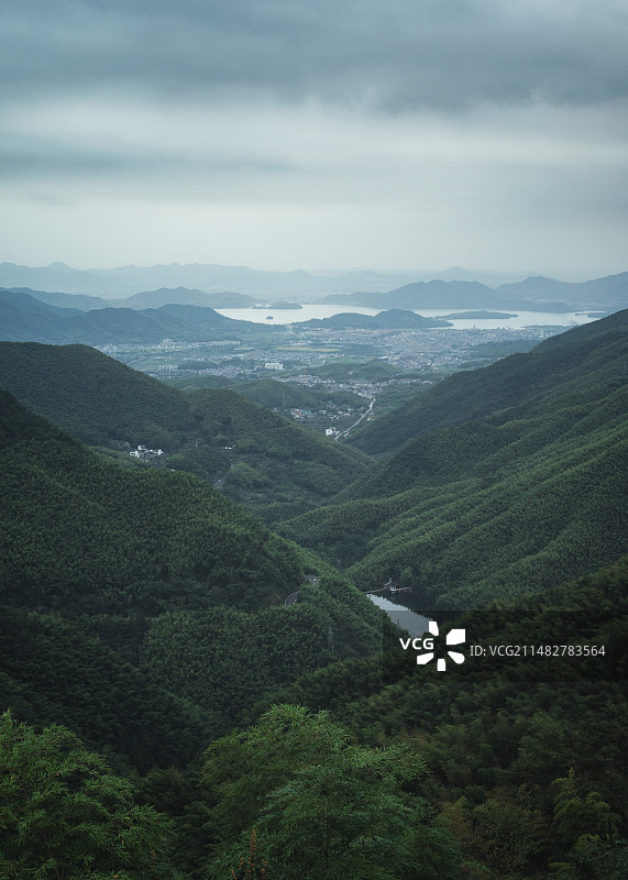 阴雨天四明山遥望四明湖图片素材