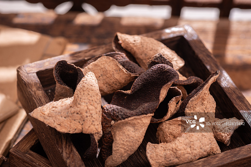 阳光下纹理清晰的新会陈皮图片素材