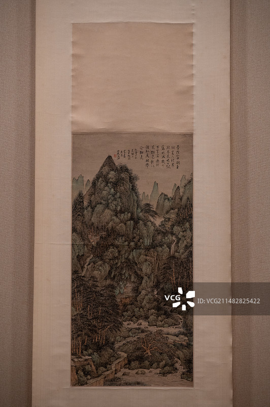 天津博物馆藏古代绘画精品展 清 张洽 普陀山潮音洞图轴 纸本设色 乾隆五十二年（1787）图片素材