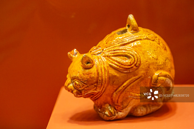 香港文化博物馆的辽代黄褐釉猫形水注图片素材