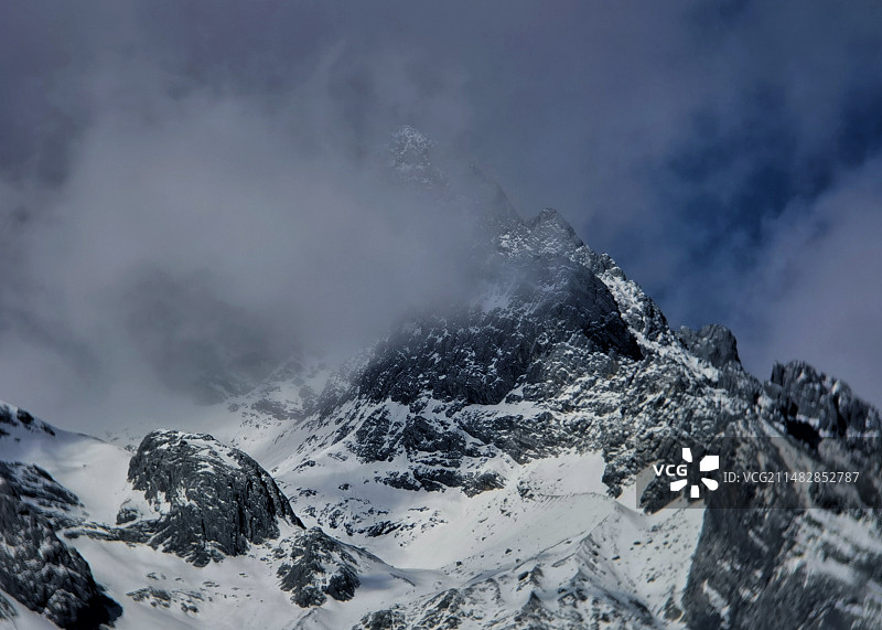犹抱琵琶半遮面（玉龙雪山）图片素材