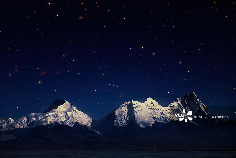 星空下的卓木拉日雪山图片素材