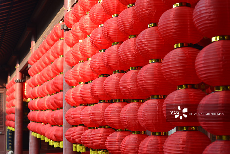 挂在墙上的灯笼的低角度视图图片素材