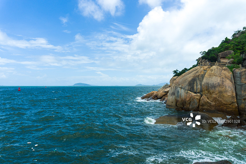 外伶仃岛海边的礁石和浪花图片素材