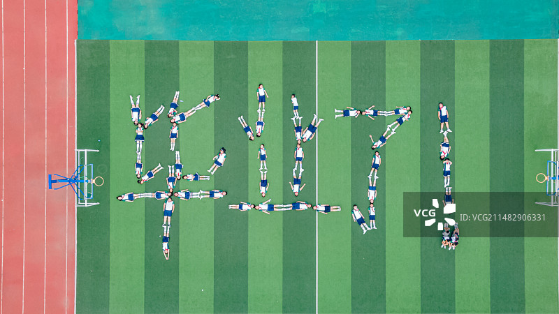 山东省烟台市芝罘区小学毕业田径操场上帝视角航拍风光图片素材