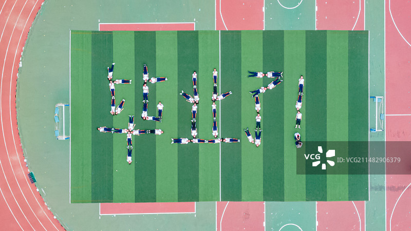 山东省烟台市芝罘区小学毕业田径操场上帝视角航拍风光图片素材