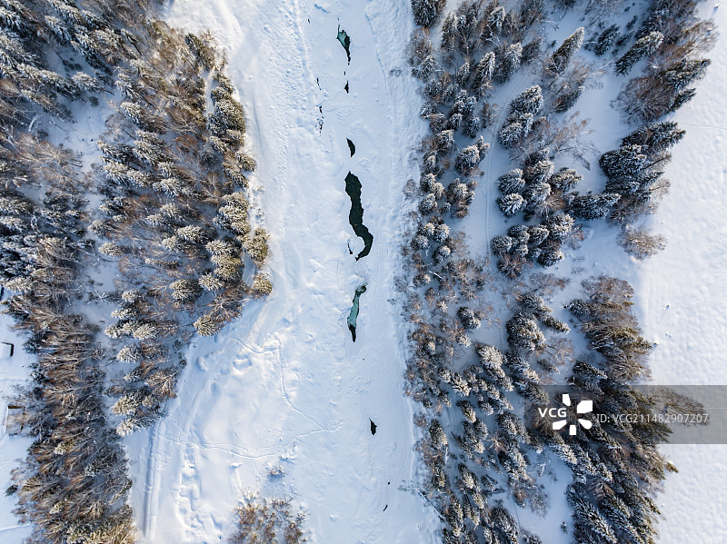 新疆阿勒泰禾木村后山冬季航拍图片素材