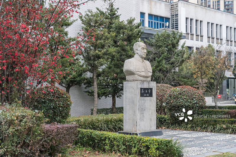 四川大学 吴玉章雕塑图片素材
