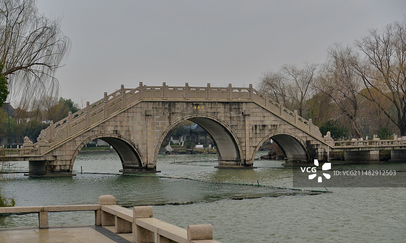 浙江嘉兴，南湖的美丽风光，著名景点烟雨桥和烟雨楼图片素材