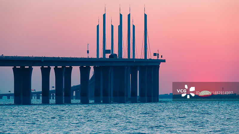 青岛胶州湾跨海大桥日落  海边黄昏图片素材