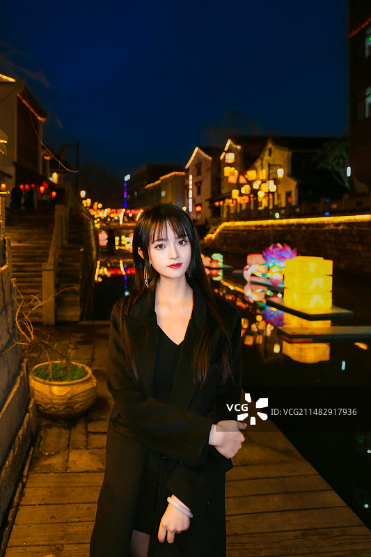 瓶窑老街龙年灯会黑衣女孩图片素材