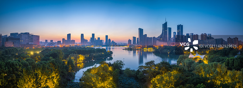 黎明时分的合肥天鹅湖CBD城市风光图片素材