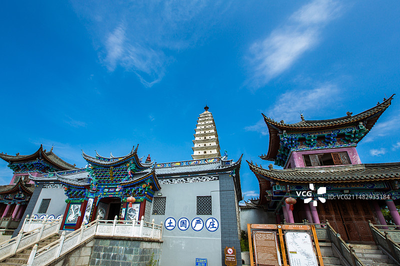 中国云南省大理州宾川县鸡足山顶金顶寺建筑景观图片素材