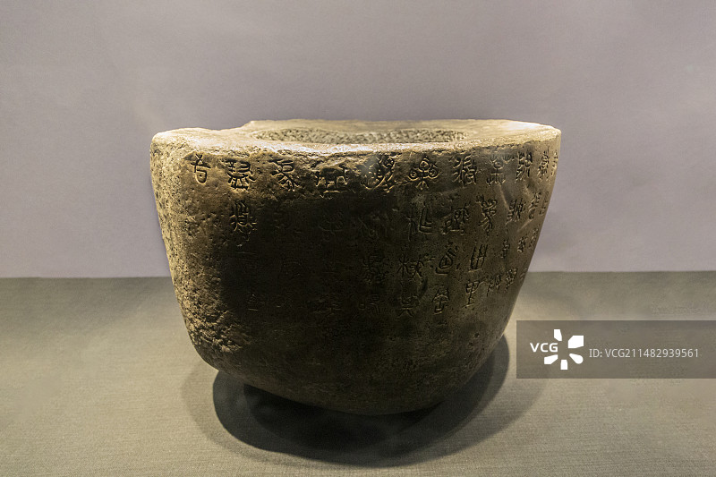 陕西历史博物馆“陕西古代文明展”：石鼓（复制品；以形状似鼓而得名，因其内容记载狩猎之事，又称为“猎碣图片素材